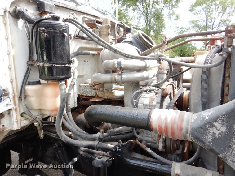 image for item KF9610 1996 Peterbilt 330  truck cab and chassis