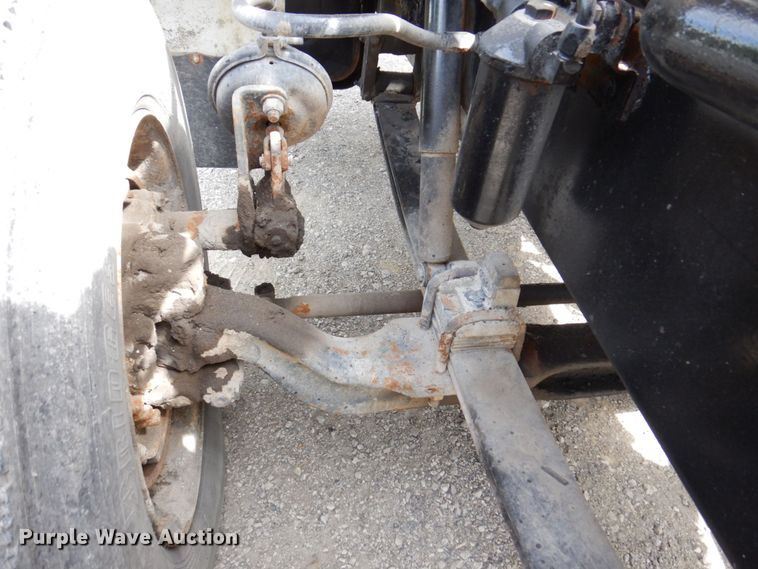 image for item KF9610 1996 Peterbilt 330  truck cab and chassis