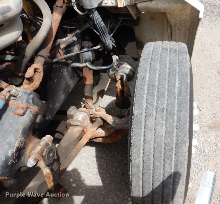 image for item KF9610 1996 Peterbilt 330  truck cab and chassis