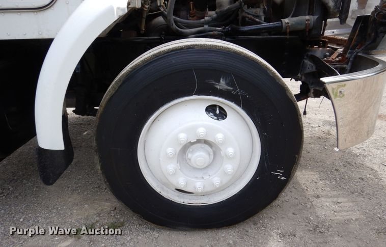 image for item KF9610 1996 Peterbilt 330  truck cab and chassis