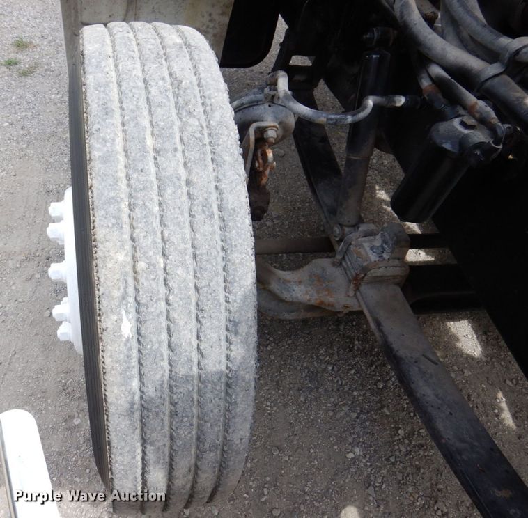 image for item KF9610 1996 Peterbilt 330  truck cab and chassis