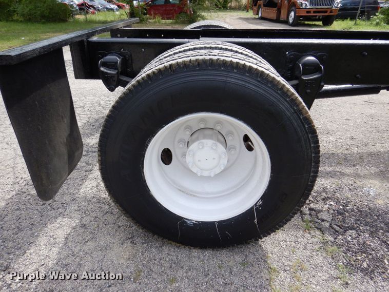 image for item KF9610 1996 Peterbilt 330  truck cab and chassis