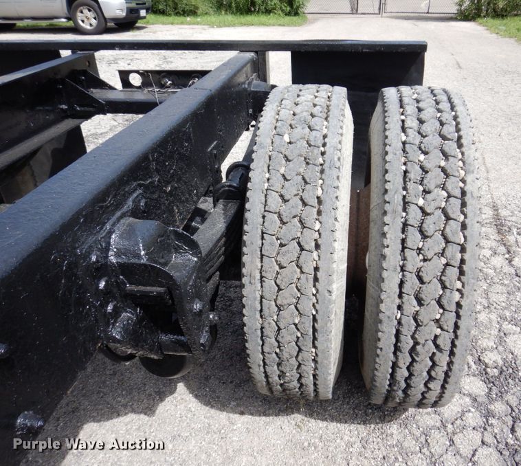 image for item KF9610 1996 Peterbilt 330  truck cab and chassis