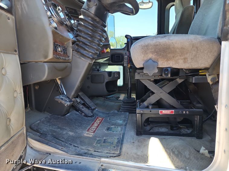 image for item KH9332 2006 Kenworth T800  semi truck