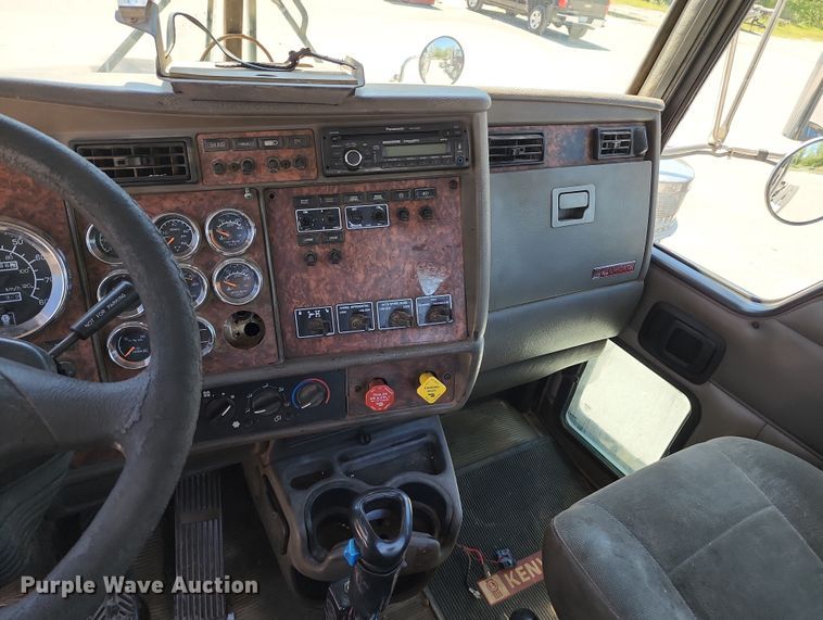 image for item KH9332 2006 Kenworth T800  semi truck