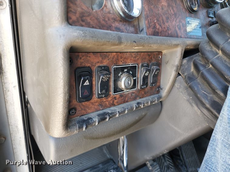 image for item KH9332 2006 Kenworth T800  semi truck