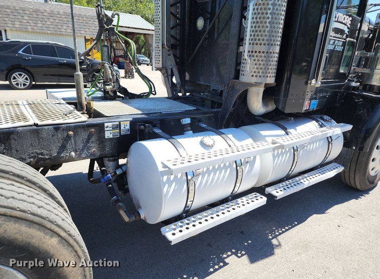 image for item KH9332 2006 Kenworth T800  semi truck