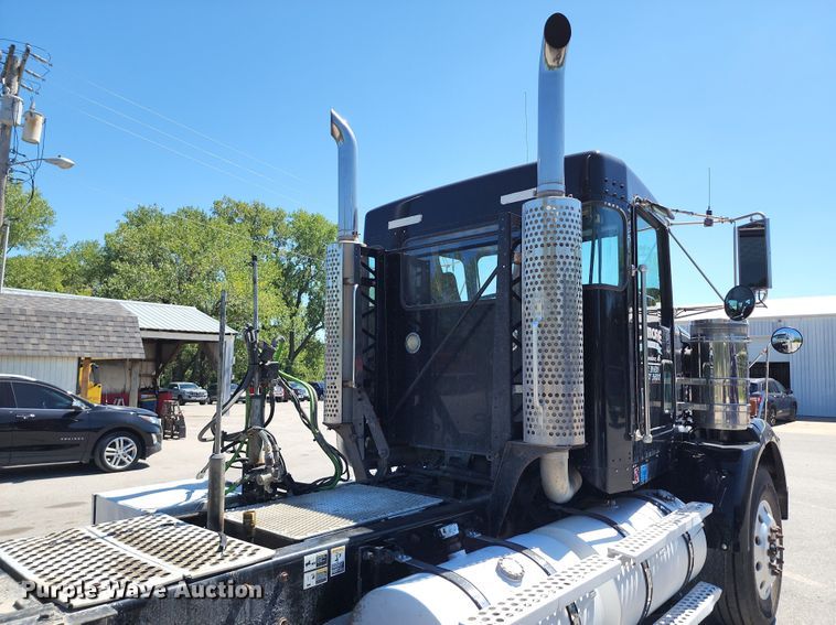 image for item KH9332 2006 Kenworth T800  semi truck