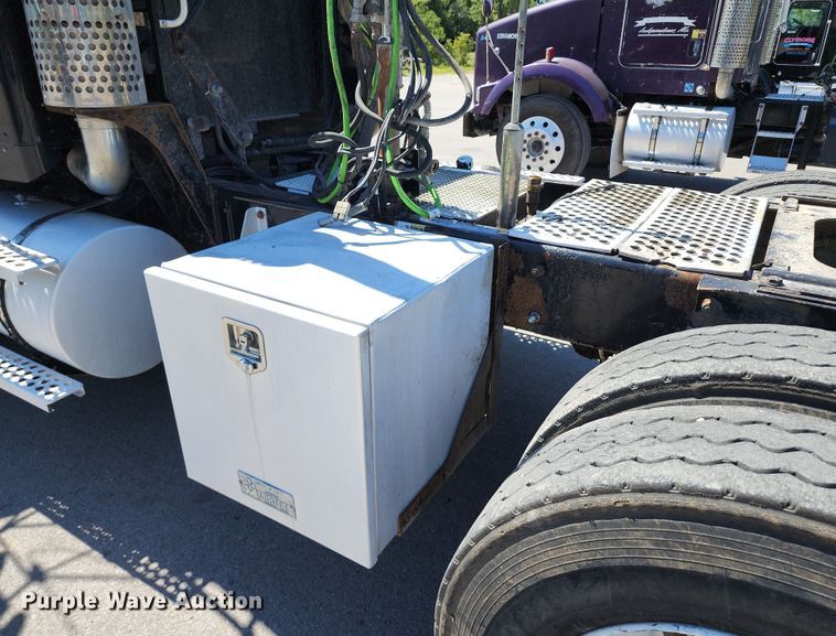 image for item KH9332 2006 Kenworth T800  semi truck