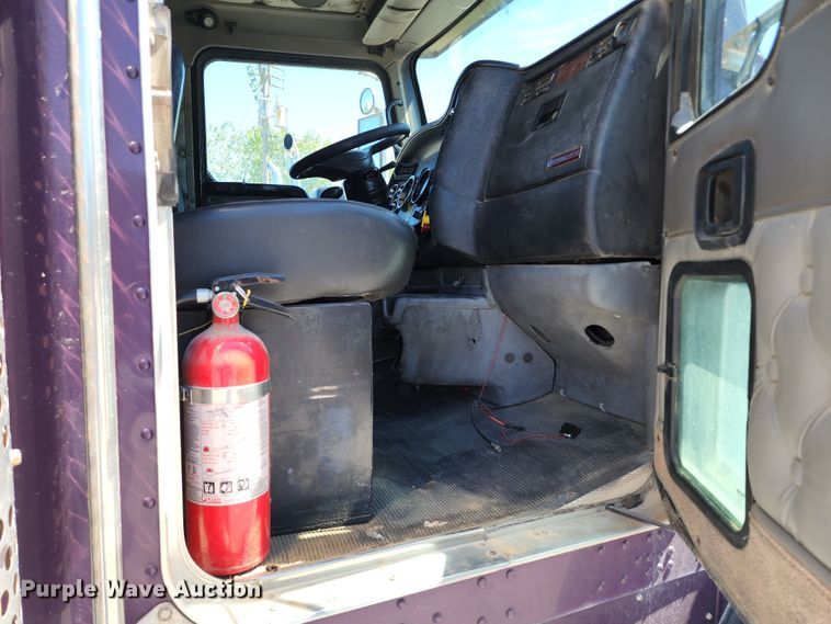 image for item KH9333 2006 Kenworth T800  semi truck