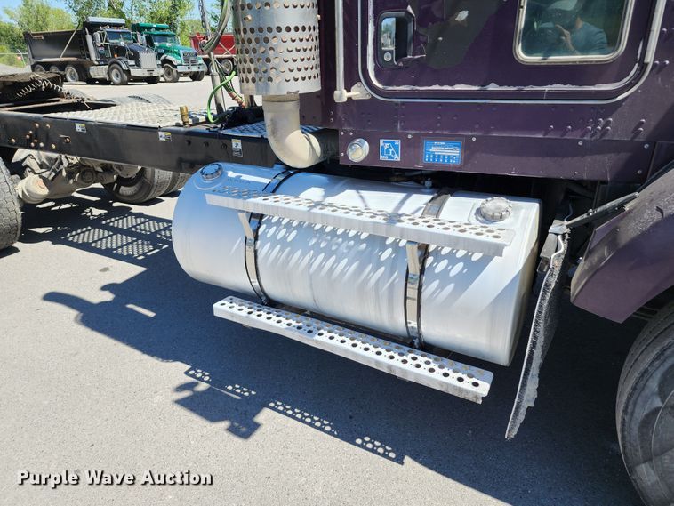 image for item KH9333 2006 Kenworth T800  semi truck