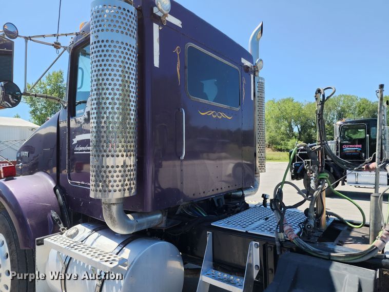 image for item KH9333 2006 Kenworth T800  semi truck