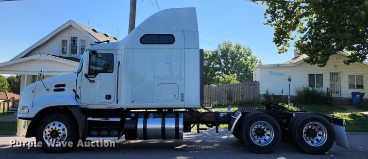 image for item KH9335 2012 Mack CXU613  semi truck