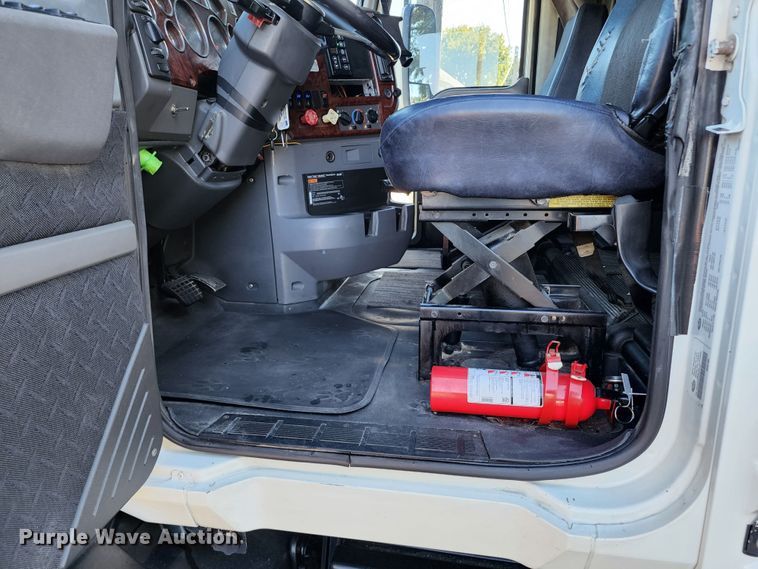 image for item KH9335 2012 Mack CXU613  semi truck