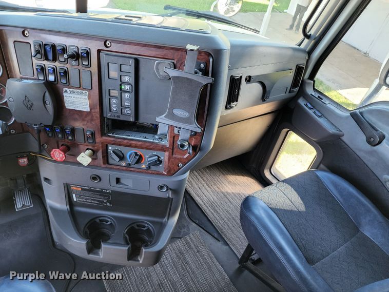 image for item KH9335 2012 Mack CXU613  semi truck