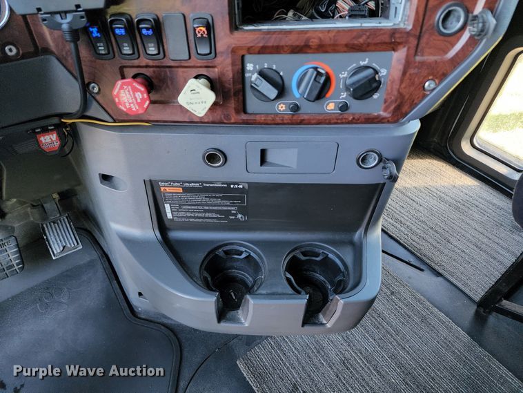 image for item KH9335 2012 Mack CXU613  semi truck