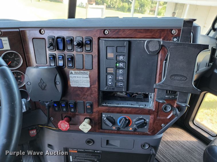 image for item KH9335 2012 Mack CXU613  semi truck