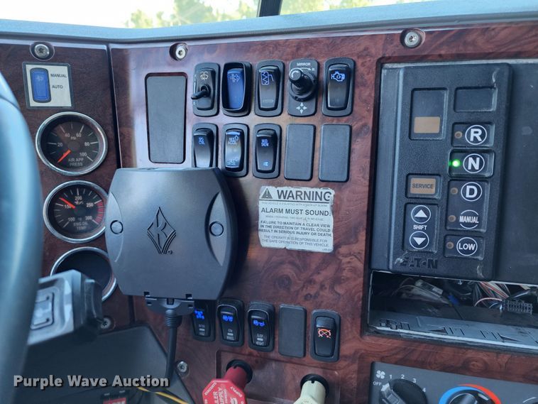 image for item KH9335 2012 Mack CXU613  semi truck