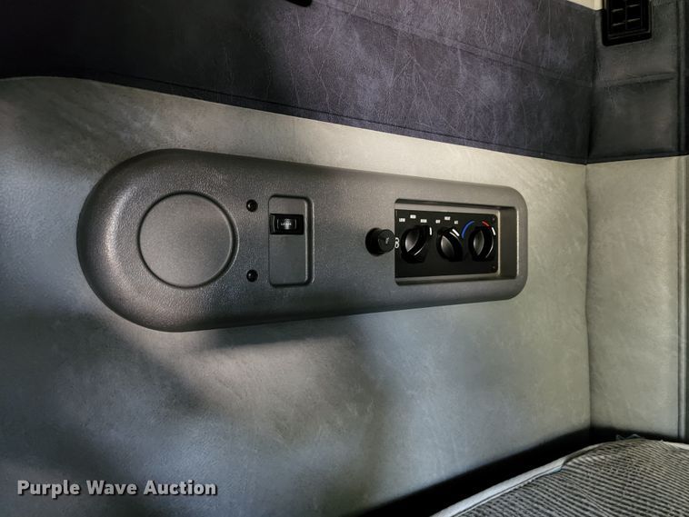 image for item KH9335 2012 Mack CXU613  semi truck