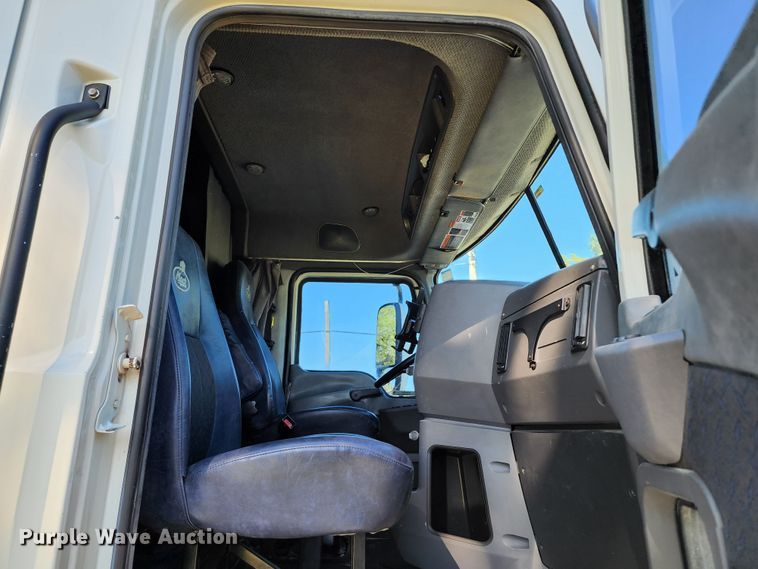 image for item KH9335 2012 Mack CXU613  semi truck