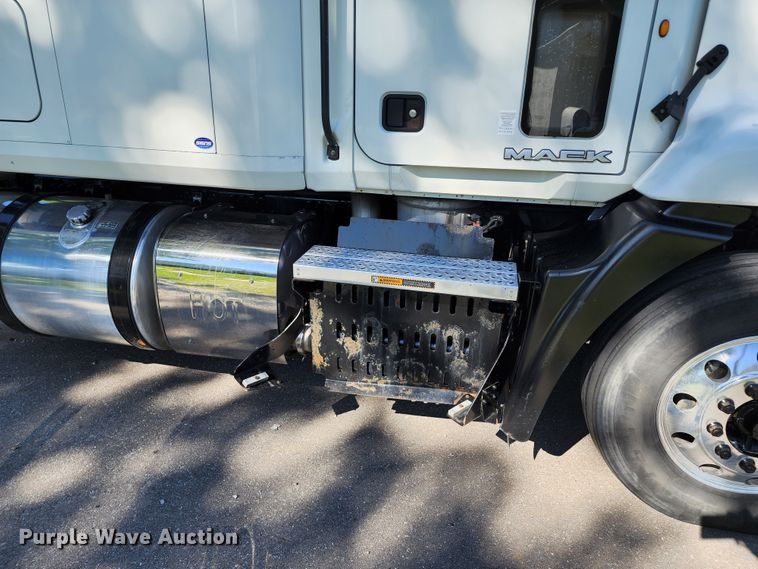 image for item KH9335 2012 Mack CXU613  semi truck