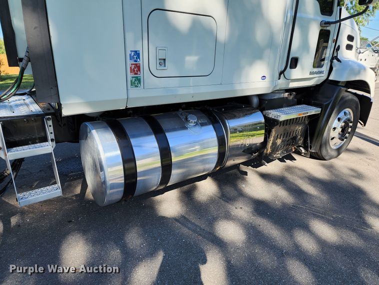 image for item KH9335 2012 Mack CXU613  semi truck