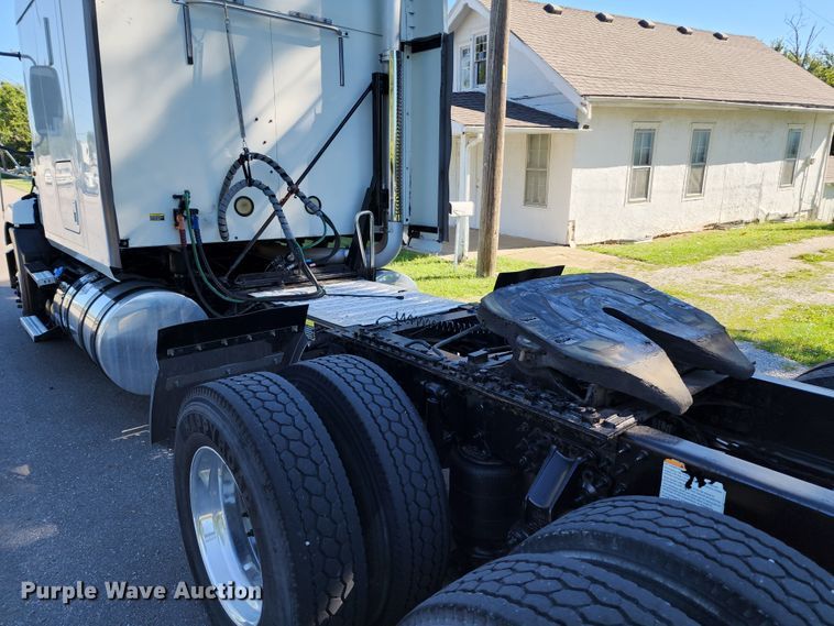 image for item KH9335 2012 Mack CXU613  semi truck