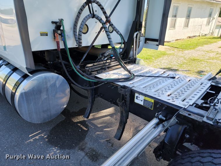 image for item KH9335 2012 Mack CXU613  semi truck