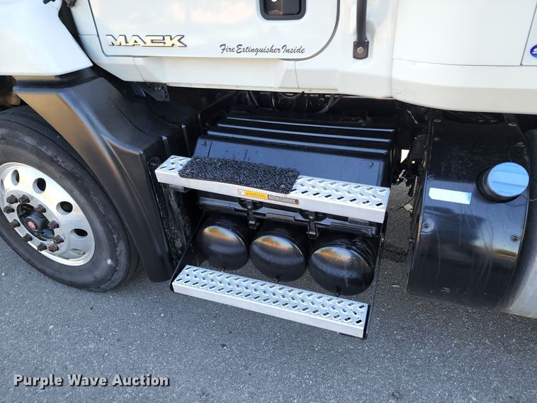 image for item KH9335 2012 Mack CXU613  semi truck