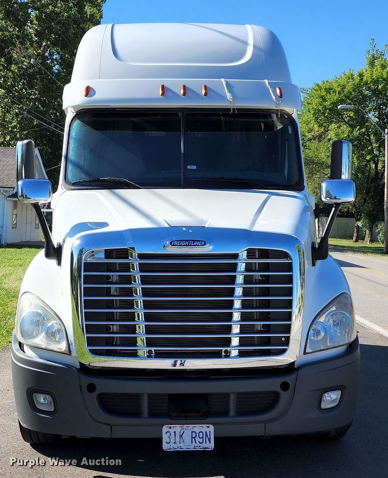 image for item KH9336 2014 Freightliner Cascadia  semi truck