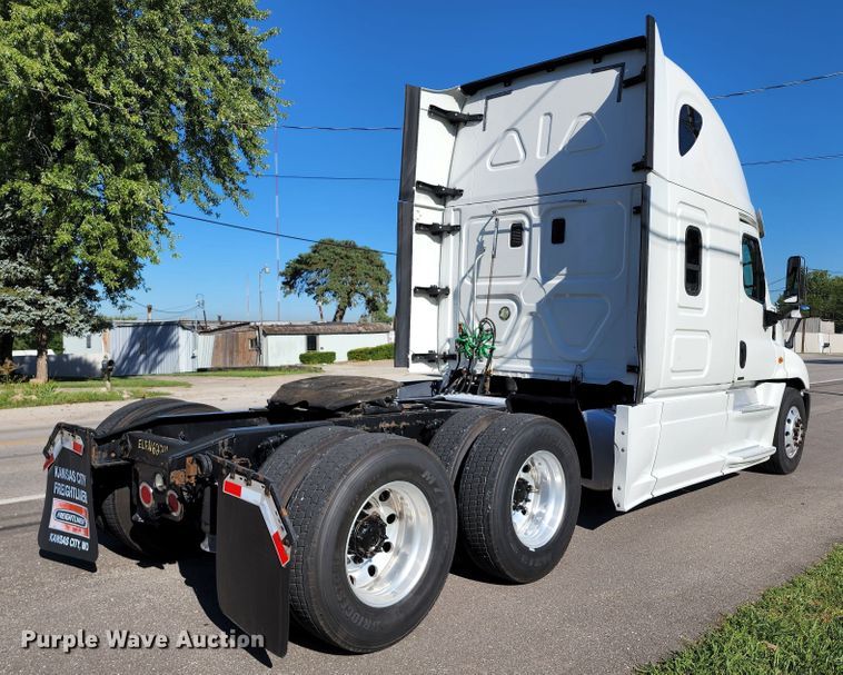 image for item KH9336 2014 Freightliner Cascadia  semi truck
