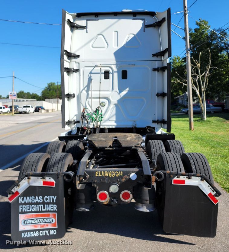 image for item KH9336 2014 Freightliner Cascadia  semi truck