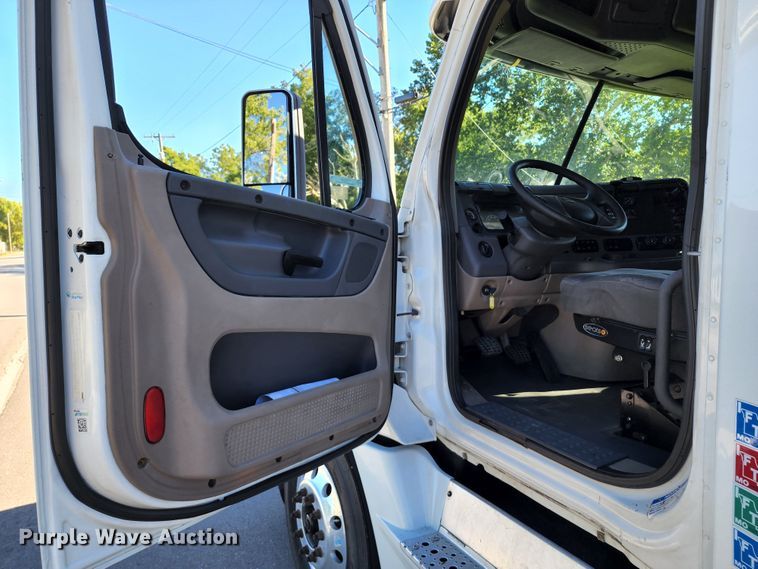 image for item KH9336 2014 Freightliner Cascadia  semi truck