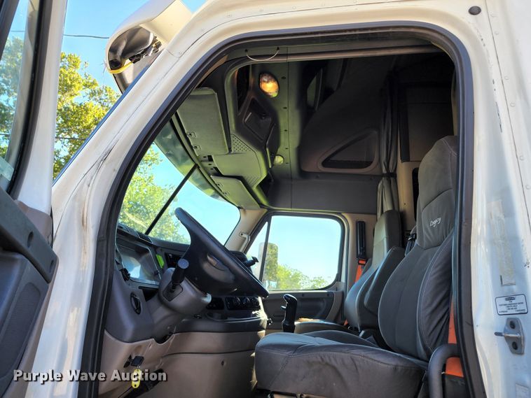 image for item KH9336 2014 Freightliner Cascadia  semi truck