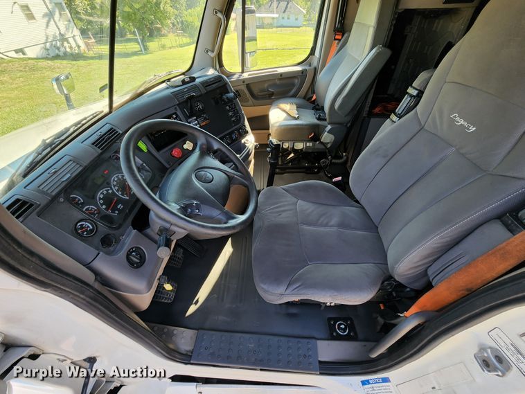 image for item KH9336 2014 Freightliner Cascadia  semi truck