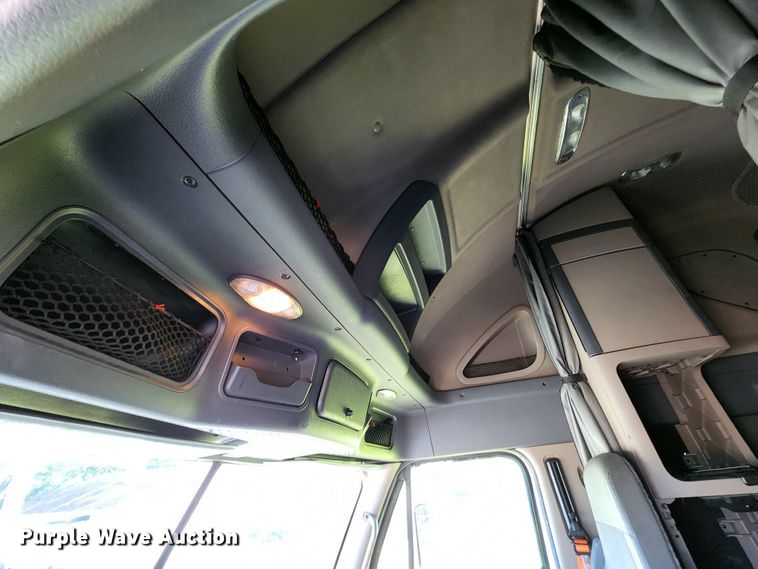 image for item KH9336 2014 Freightliner Cascadia  semi truck