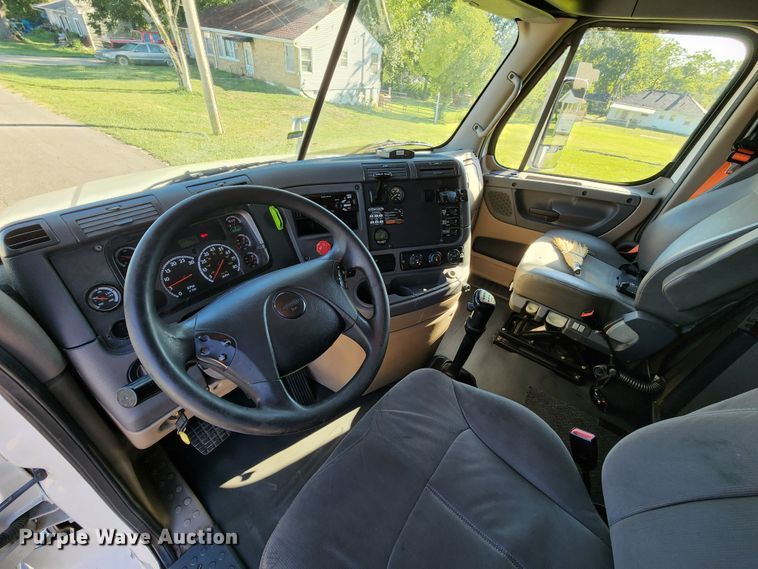 image for item KH9336 2014 Freightliner Cascadia  semi truck