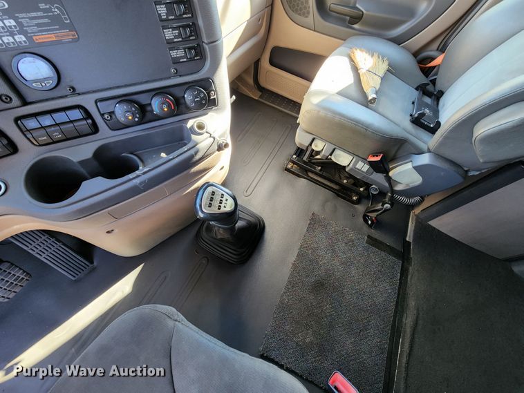 image for item KH9336 2014 Freightliner Cascadia  semi truck