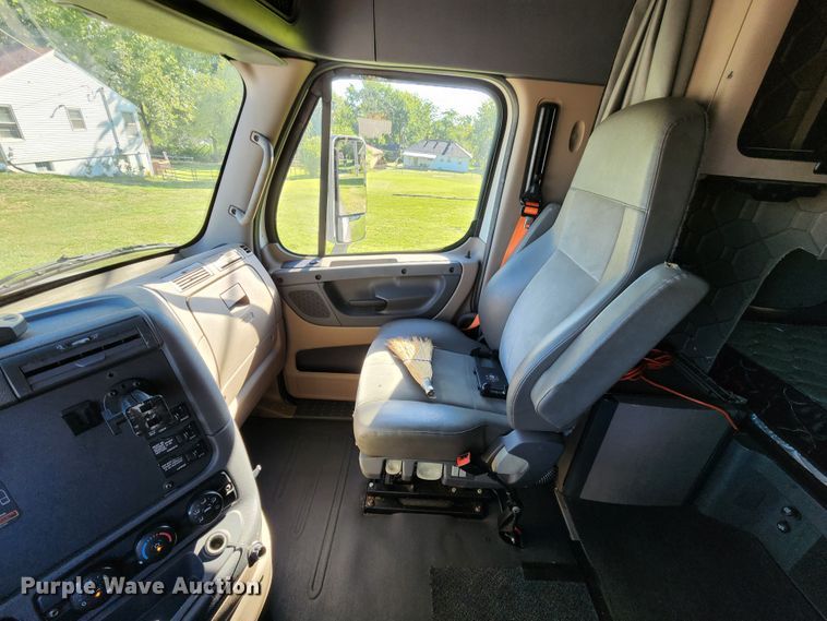 image for item KH9336 2014 Freightliner Cascadia  semi truck