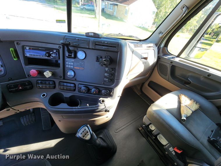 image for item KH9336 2014 Freightliner Cascadia  semi truck