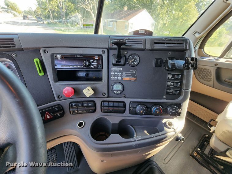 image for item KH9336 2014 Freightliner Cascadia  semi truck