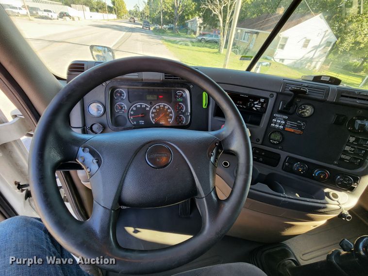 image for item KH9336 2014 Freightliner Cascadia  semi truck