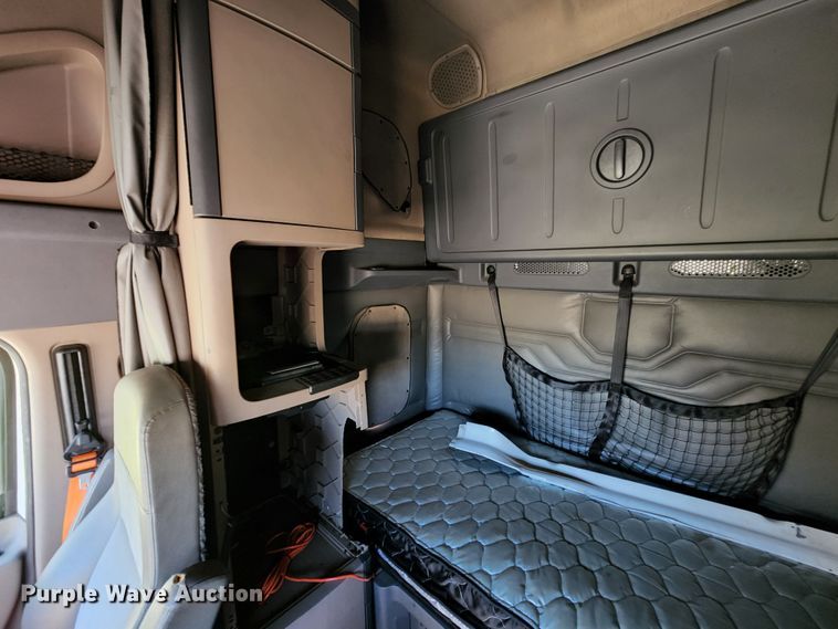 image for item KH9336 2014 Freightliner Cascadia  semi truck