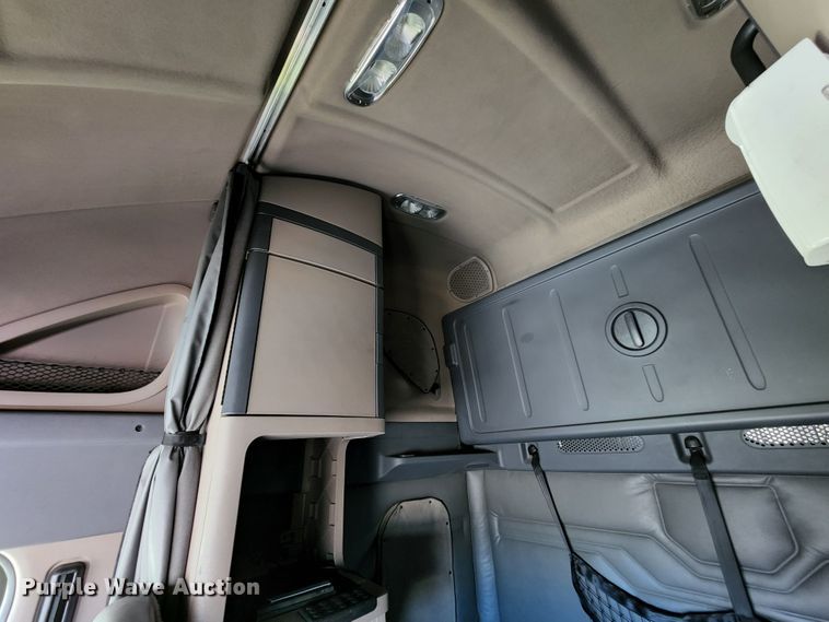 image for item KH9336 2014 Freightliner Cascadia  semi truck