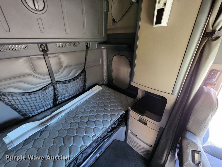 image for item KH9336 2014 Freightliner Cascadia  semi truck