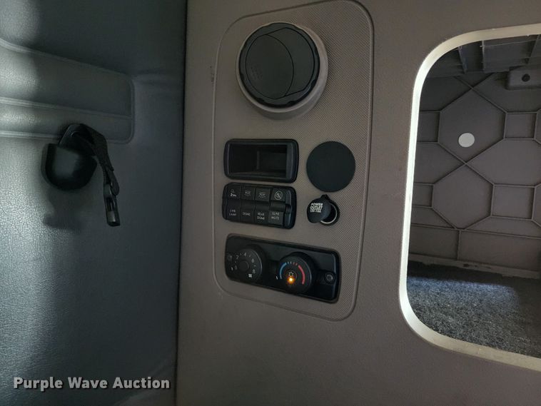 image for item KH9336 2014 Freightliner Cascadia  semi truck