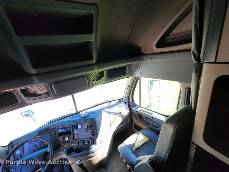 image for item KH9336 2014 Freightliner Cascadia  semi truck