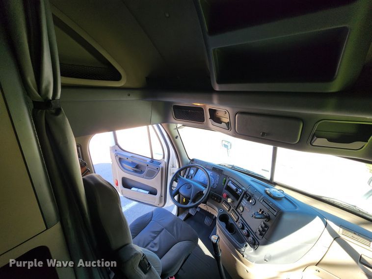 image for item KH9336 2014 Freightliner Cascadia  semi truck