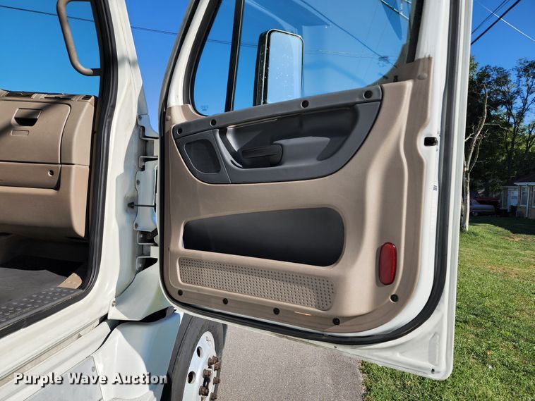 image for item KH9336 2014 Freightliner Cascadia  semi truck