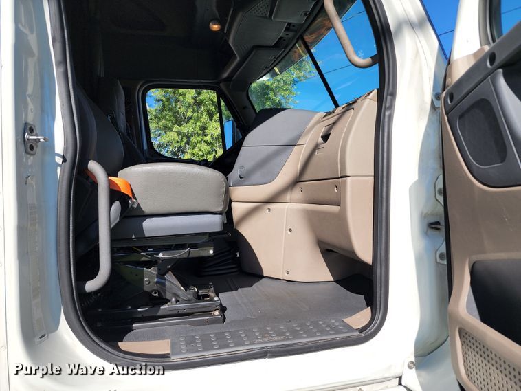 image for item KH9336 2014 Freightliner Cascadia  semi truck